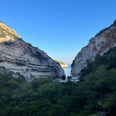 Holiday Home Stiniva Vis Bagian luar foto