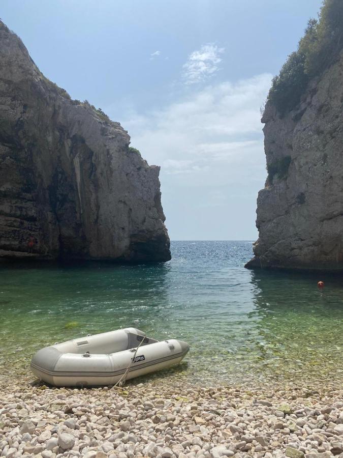 Holiday Home Stiniva Vis Bagian luar foto